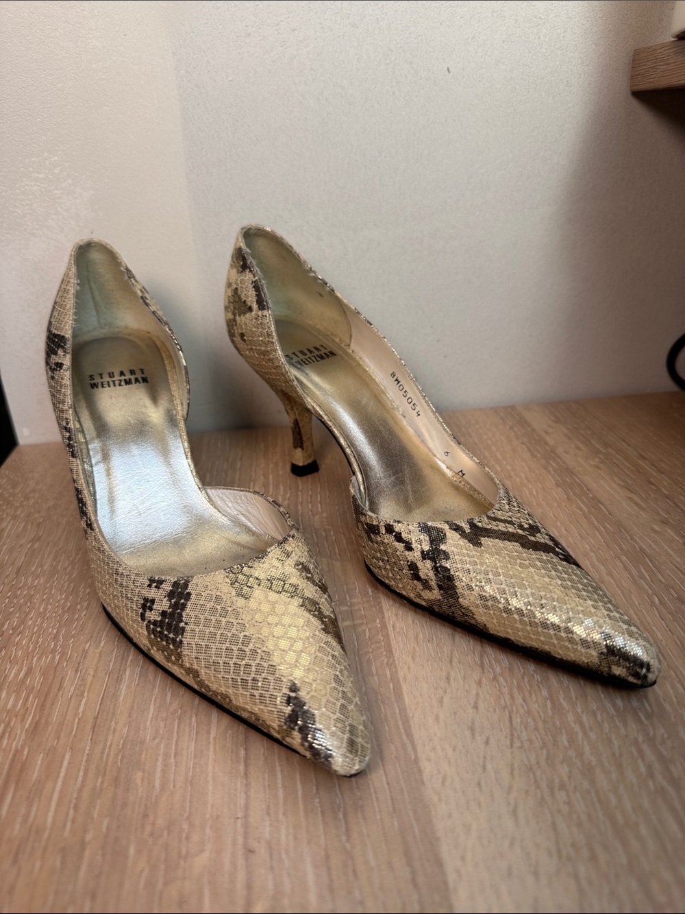 Stuart Weitzman Gold Snakeskin-Pattern Pointed-Toe Pumps. Size 6